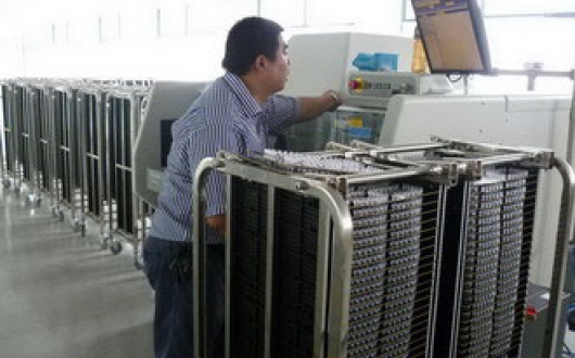 公司新購(gòu)兩臺(tái)環(huán)球插件機(jī)（立式、臥式）已正式投入生產(chǎn)